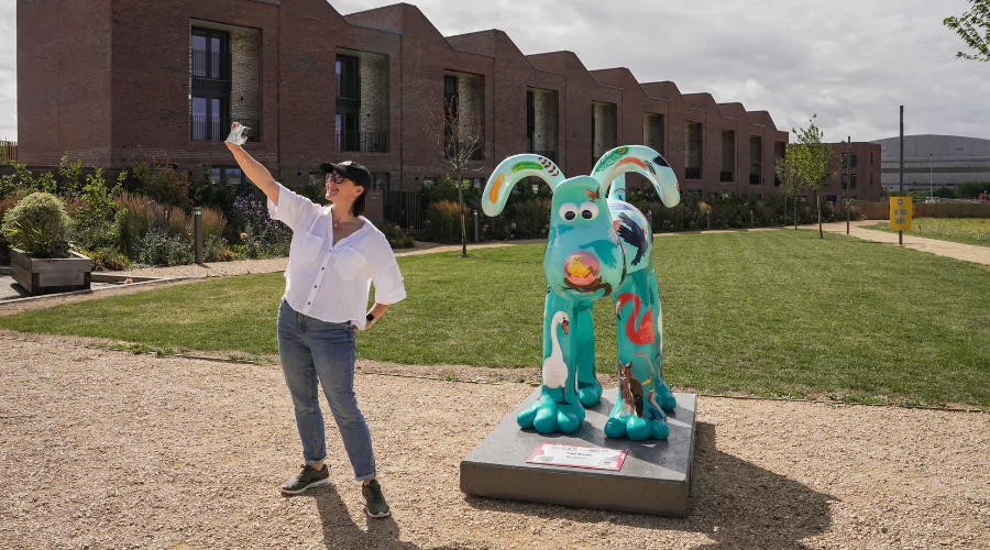 Woman taking a selfie in front of 'The Birds' Gromit Unleashed 3 Statue at Brabazon.